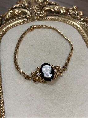 Vintage Gold-Plated Black Cameo Bracelet with White Profile Accent